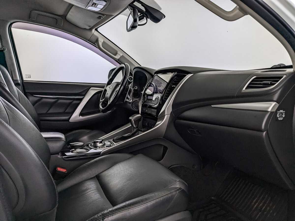 Mitsubishi Pajero Sport 2017 года с пробегом. Фото: #10