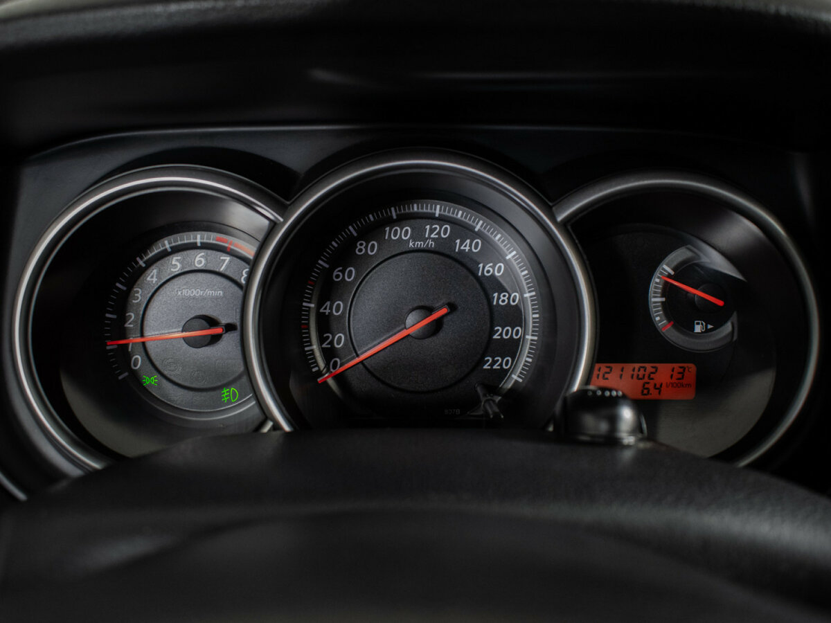 Nissan Tiida 2013 года с пробегом. Фото: #11