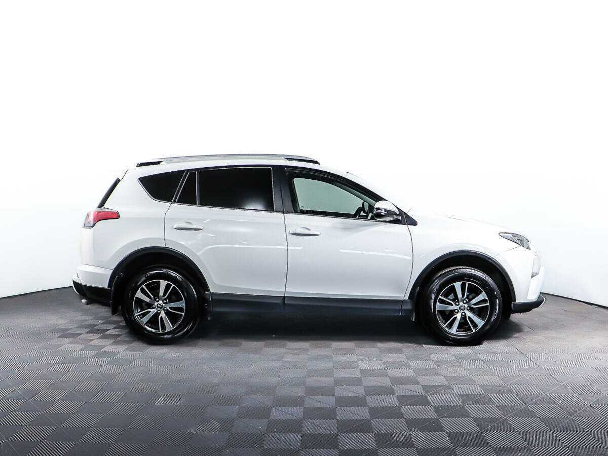 Toyota RAV4 2017 года с пробегом. Фото: #3