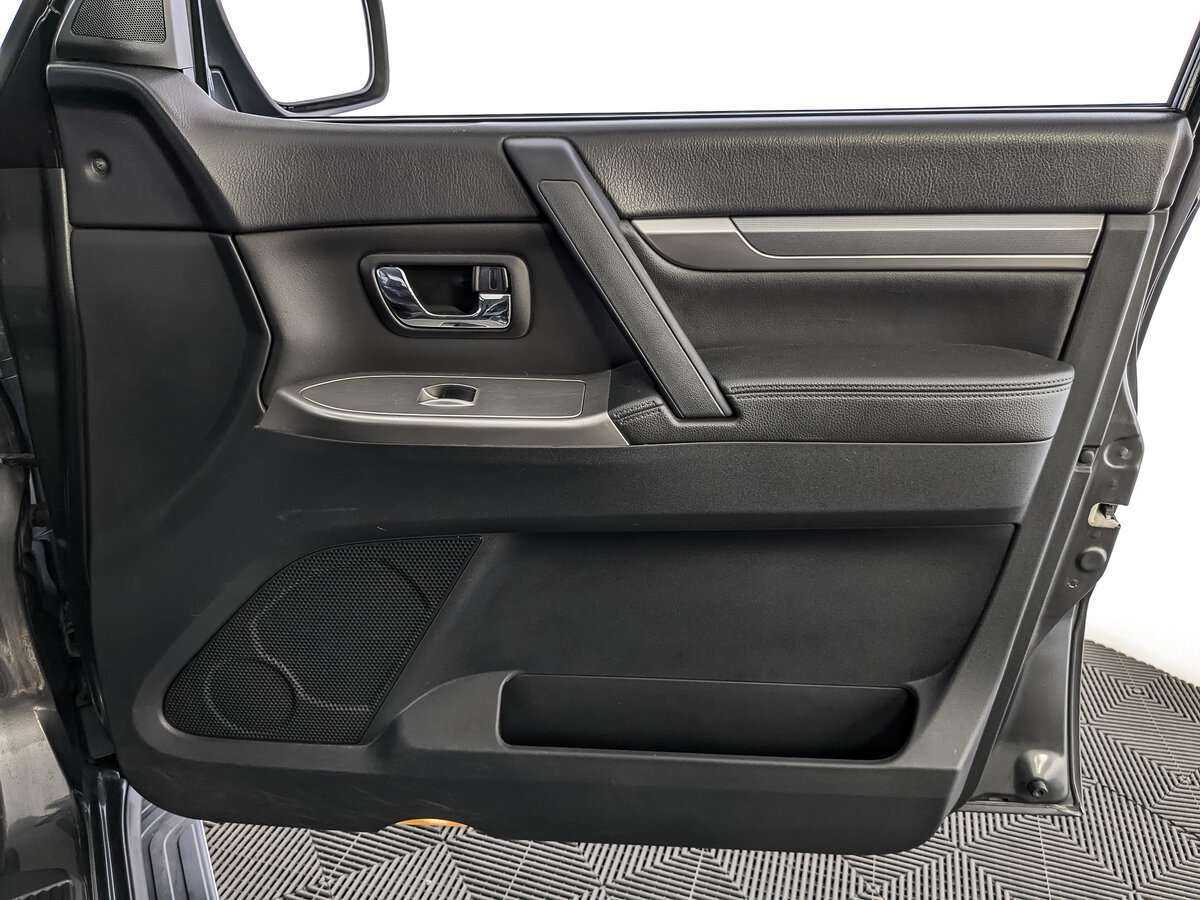 Mitsubishi Pajero 2013 года с пробегом. Фото: #24