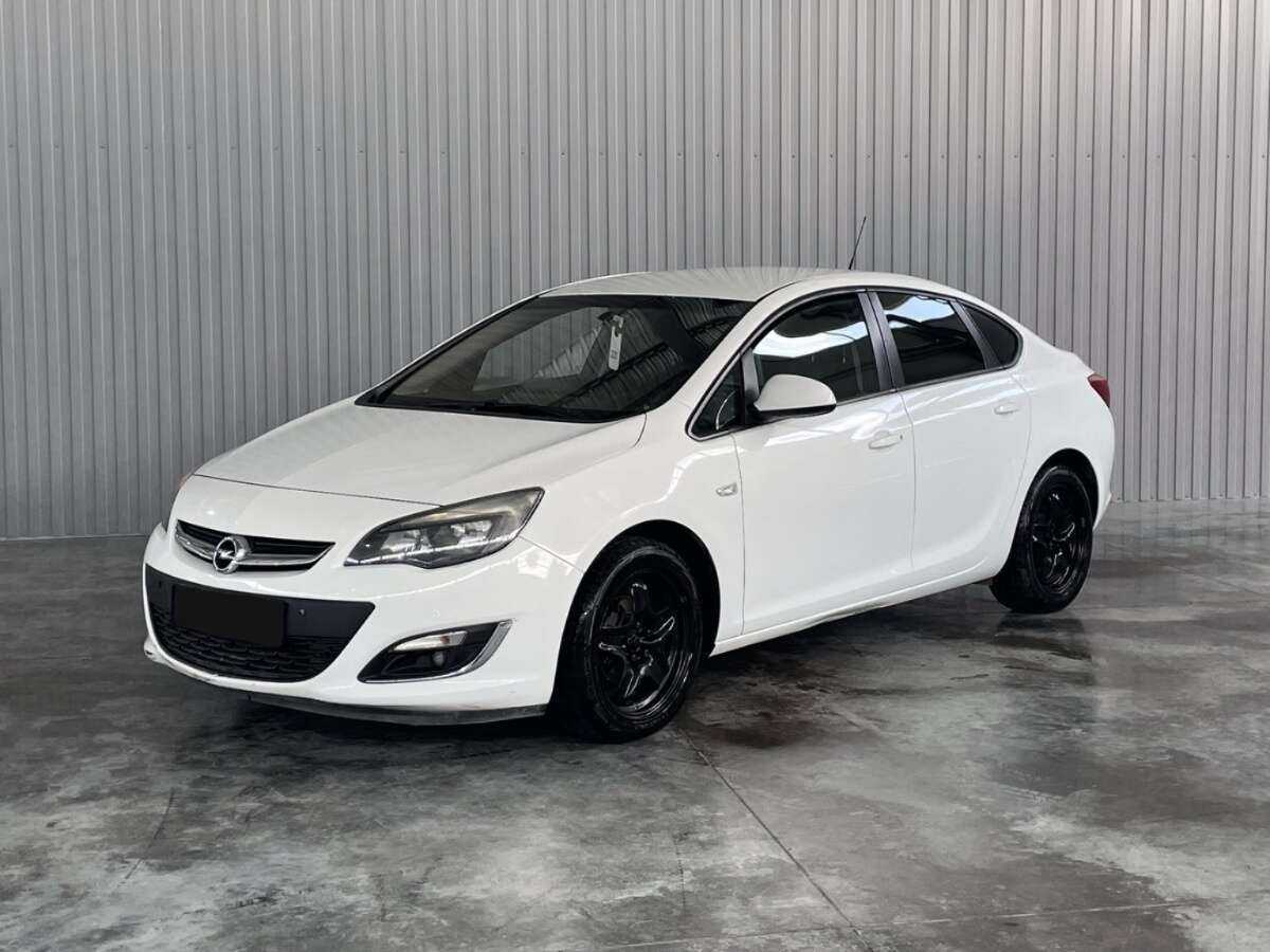 Opel Astra 2013 года с пробегом. Посмотреть фото