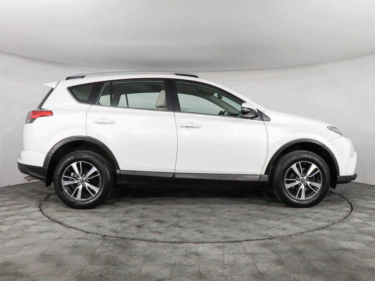 Toyota RAV4 2017 года с пробегом. Фото: #3