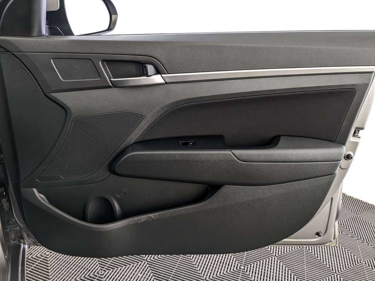 Hyundai Elantra 2019 года с пробегом. Фото: #19
