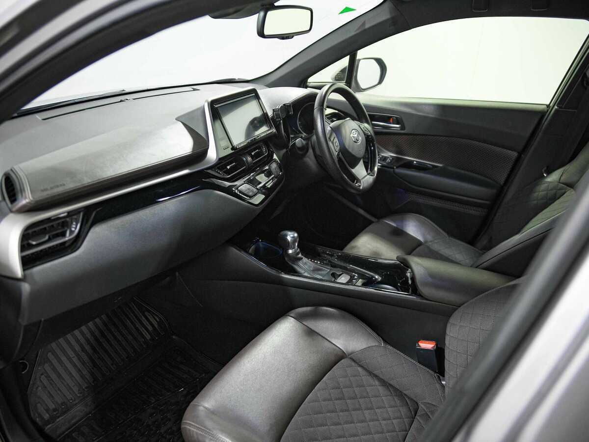 Toyota C-HR 2017 года с пробегом. Фото: #12