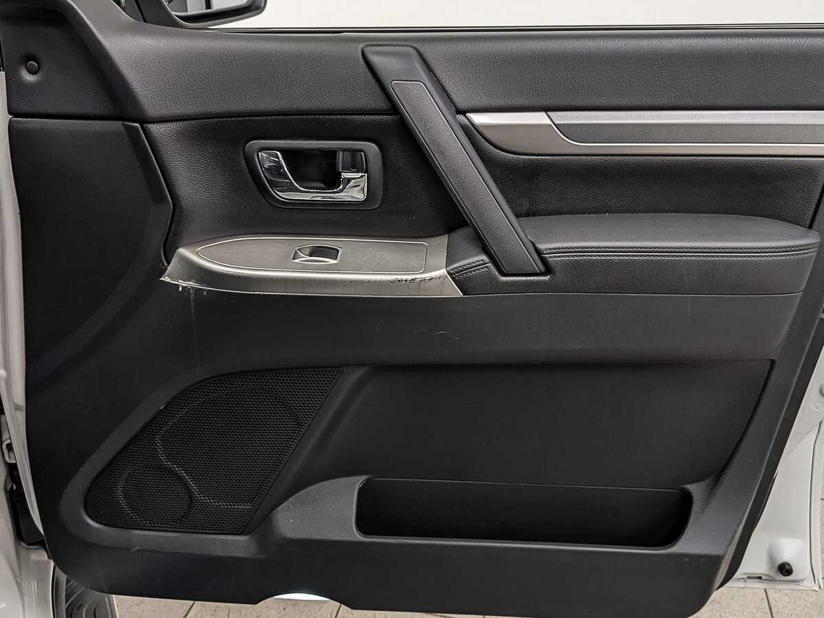 Mitsubishi Pajero 2015 года с пробегом. Фото: #23