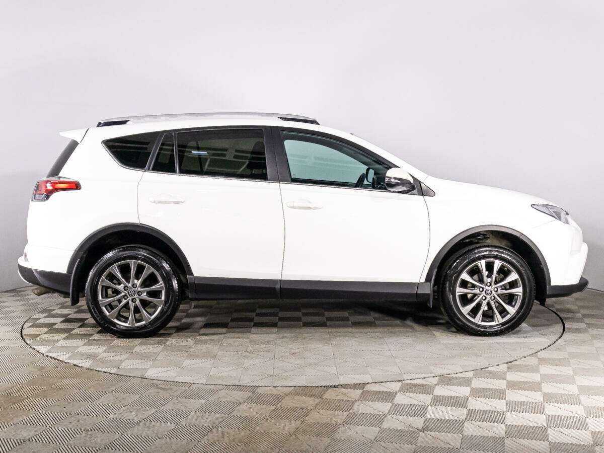 Toyota RAV4 2018 года с пробегом. Фото: #3