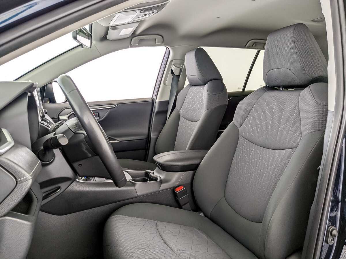 Toyota RAV4 2020 года с пробегом. Фото: #4