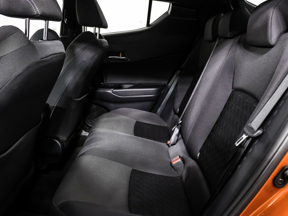 Toyota C-HR 2019 года с пробегом. Фото: #10