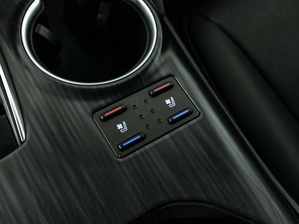 Toyota Camry 2021 года с пробегом. Фото: #21