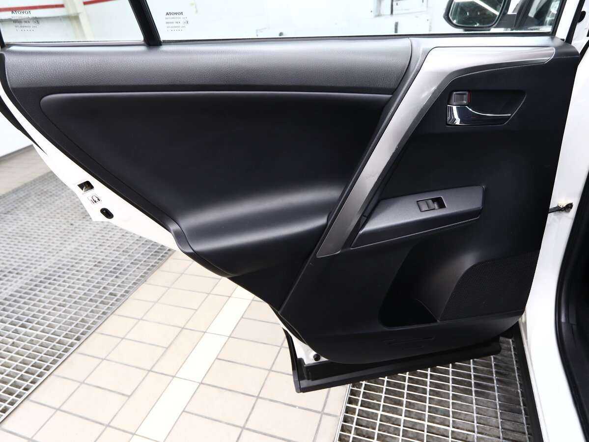 Б/У Тойота Рав4 2017 года. Фото: #17