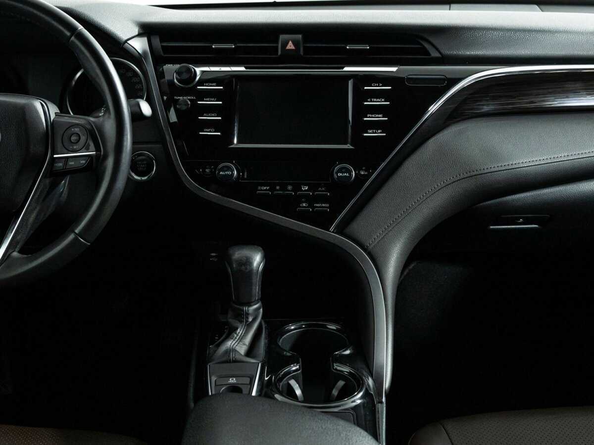 Б/У Тойота Камри 2018 года. Фото: #11