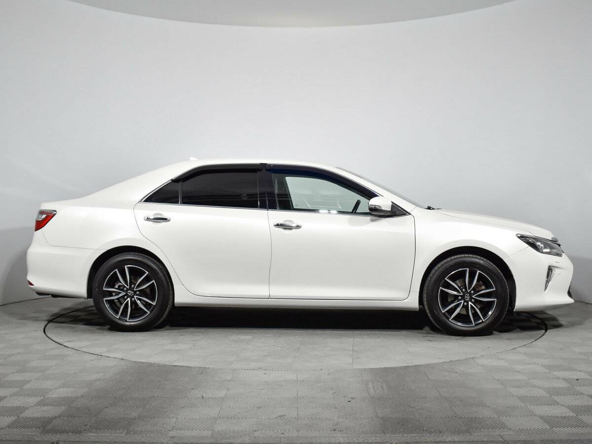 Б/У Тойота Камри 2018 года. Фото: #3