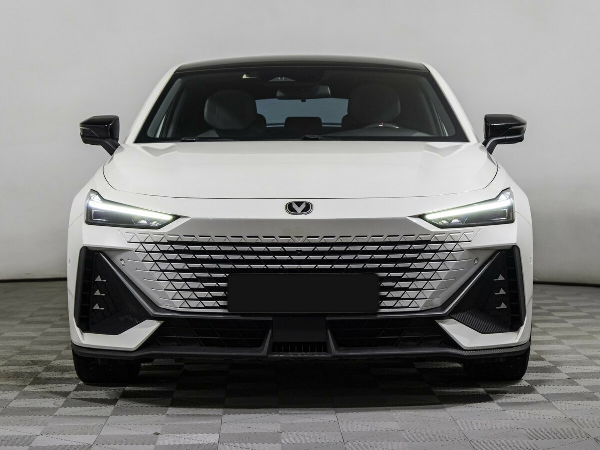 Б/У Чанган УНИ-В 2023 года. Фото: #1